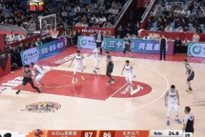 真是灾难！北京落后1分 周琦保护篮板造犯规获两罚 再次两罚不中