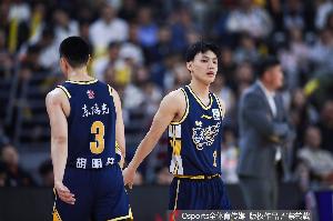 媒体人：广东近期低迷&这个半场让人惊喜 徐杰胡明轩重新有球在手