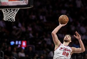 申京单场砍至少35分10板5助3断3帽&进5+三分 NBA历史首人！