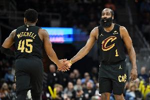 阿特金森：米切尔和哈登是球队的定心丸 让我们最后时刻稳住了