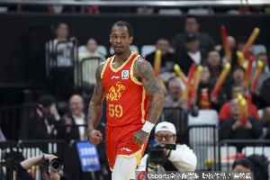 冲锋陷阵！雷琼·塔克半场12中8拿20分3板2助 罚球3中3