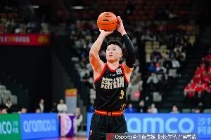外线没开！贺希宁打满半场12中7拿到14分 三分3中0
