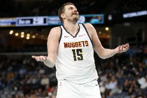 单核带队杀疯了！约基奇连进四球 掘金轰出一波22-0