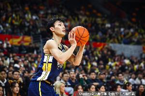 媒体人：徐杰掌控球权之后 重新打出了能竞争常规赛MVP的表现